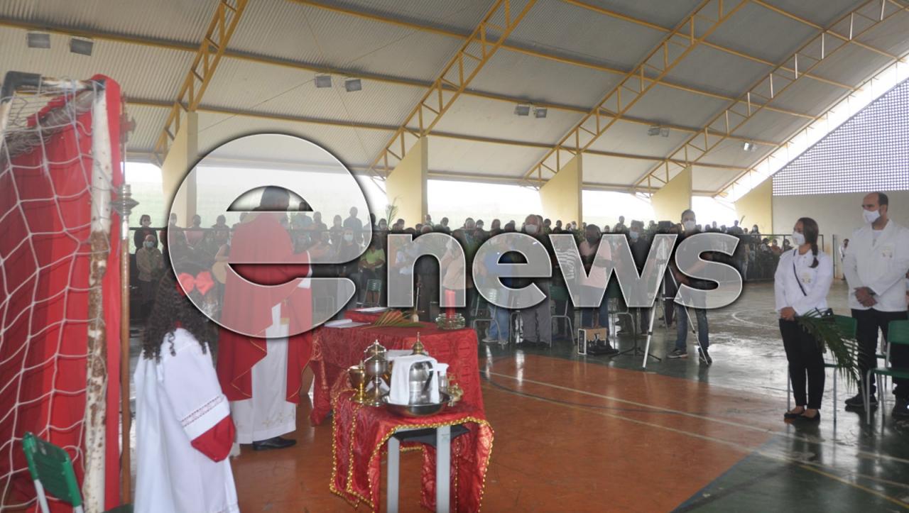 Católicos celebram Domingo de Ramos, em Campos Altos