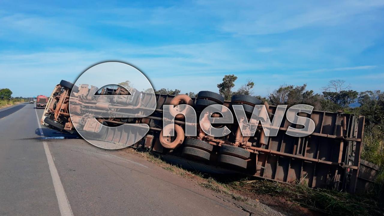 Caminhão baú tomba próximo à praça de pedágio em Campos Altos