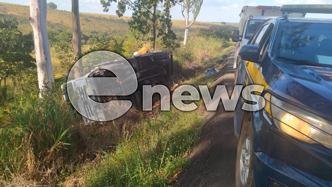 Caminhão tomba após cair de barranco na BR-262 entre Campos Altos e Araxá