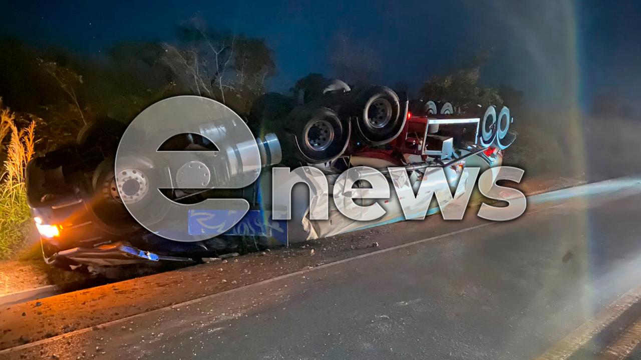 Carreta carregada com 38 mil litros de combustíveis tomba e mata motorista na BR-262, sentido Campos Altos/Luz
