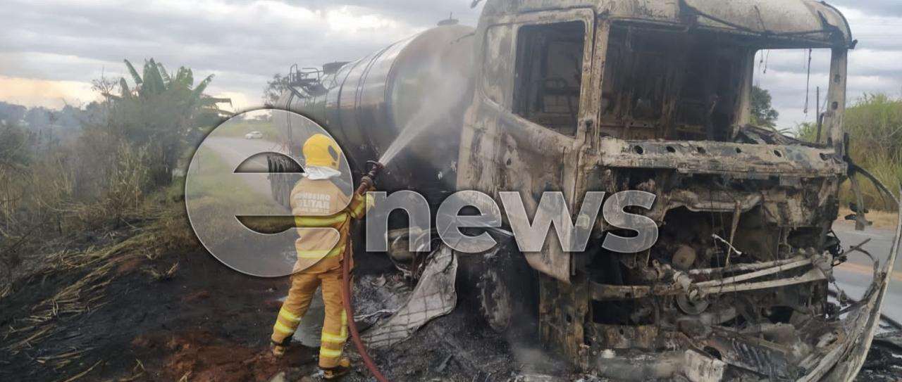 Carreta pega fogo e interdita BR-262 em Córrego Danta
