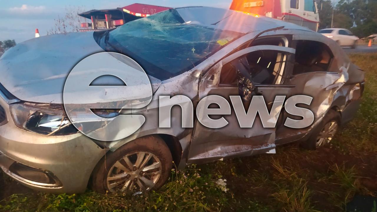 Carro com dois ocupantes roda na pista e capota, próximo à Praça do Pedágio, em Campos Altos