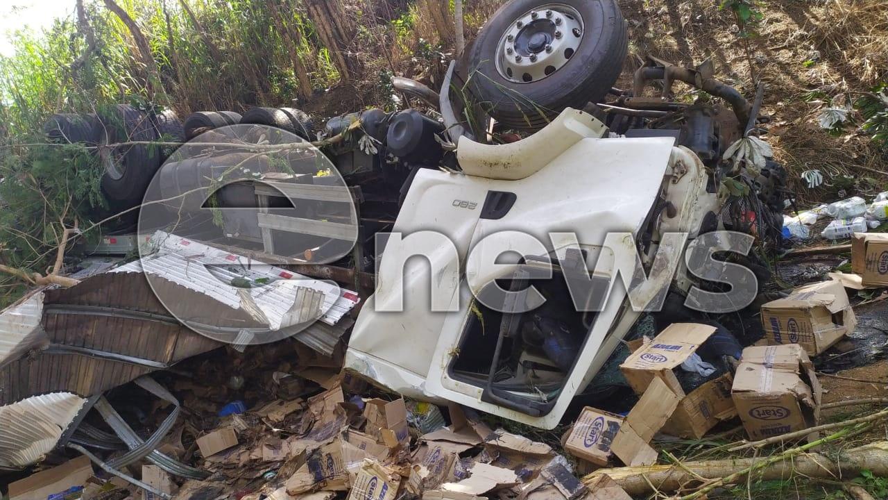 Em estado grave, motorista de caminhão é levado para hospital após acidente na BR-262