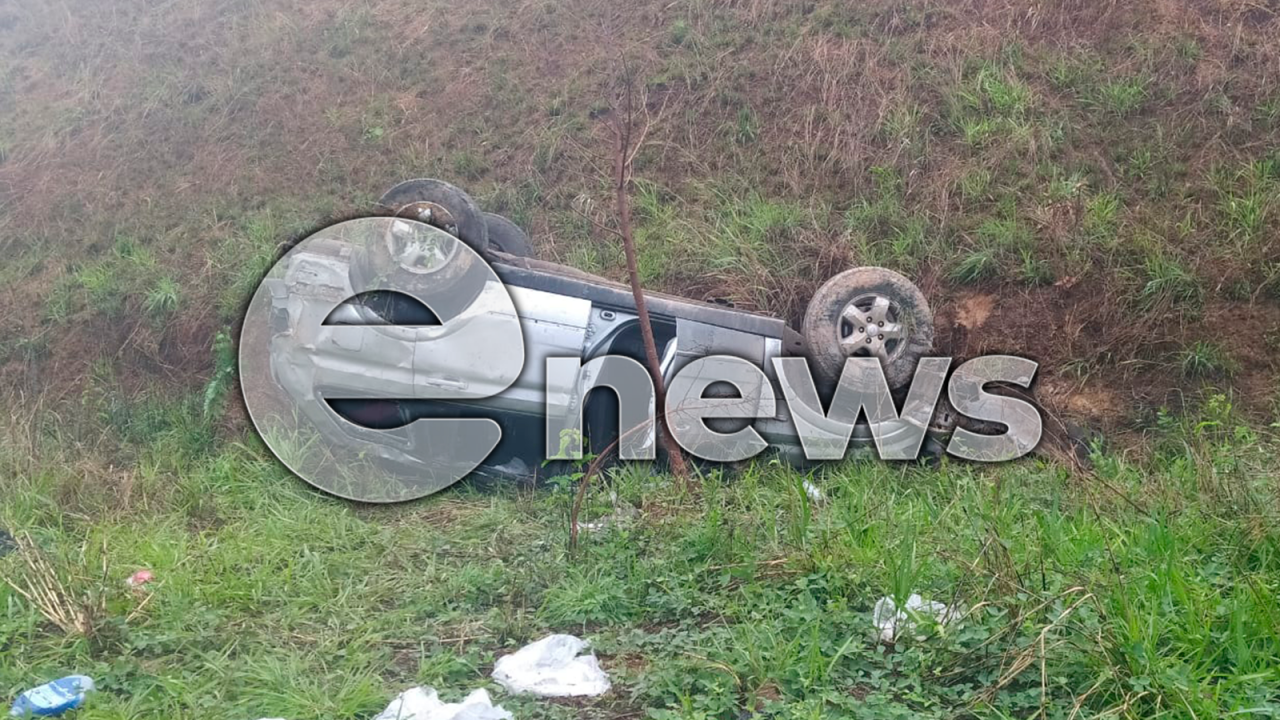 Mãe e filha ficaram feridas após carro capotar na BR-262, sentido Campos Altos/Luz