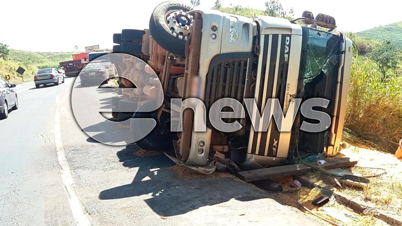 Motorista fica gravemente ferido após carreta carregada de milho tombar na BR-262, sentido Campos Altos/Luz