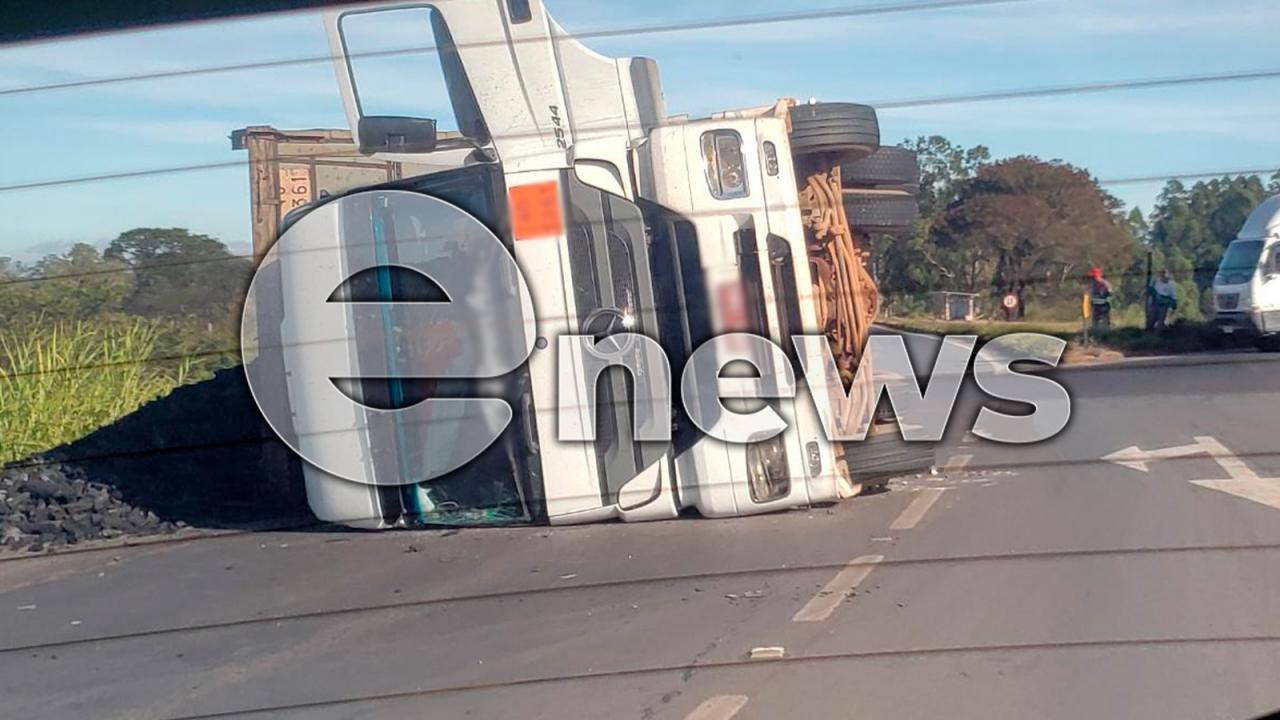 Trânsito fica lento após carreta tombar, na BR-262 em Campos Altos; veículo estava carregado de carvão