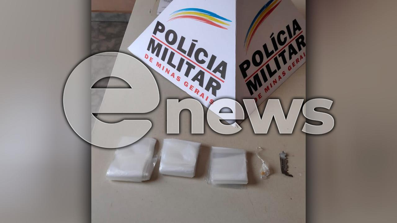 PM localiza objeto e embalagens para venda de drogas, e pessoas são presas, em Campos Altos