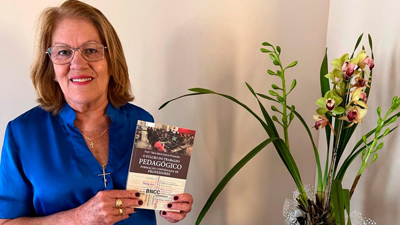 Professora campos-altense lança livro dedicado a educadores; conheça a obra