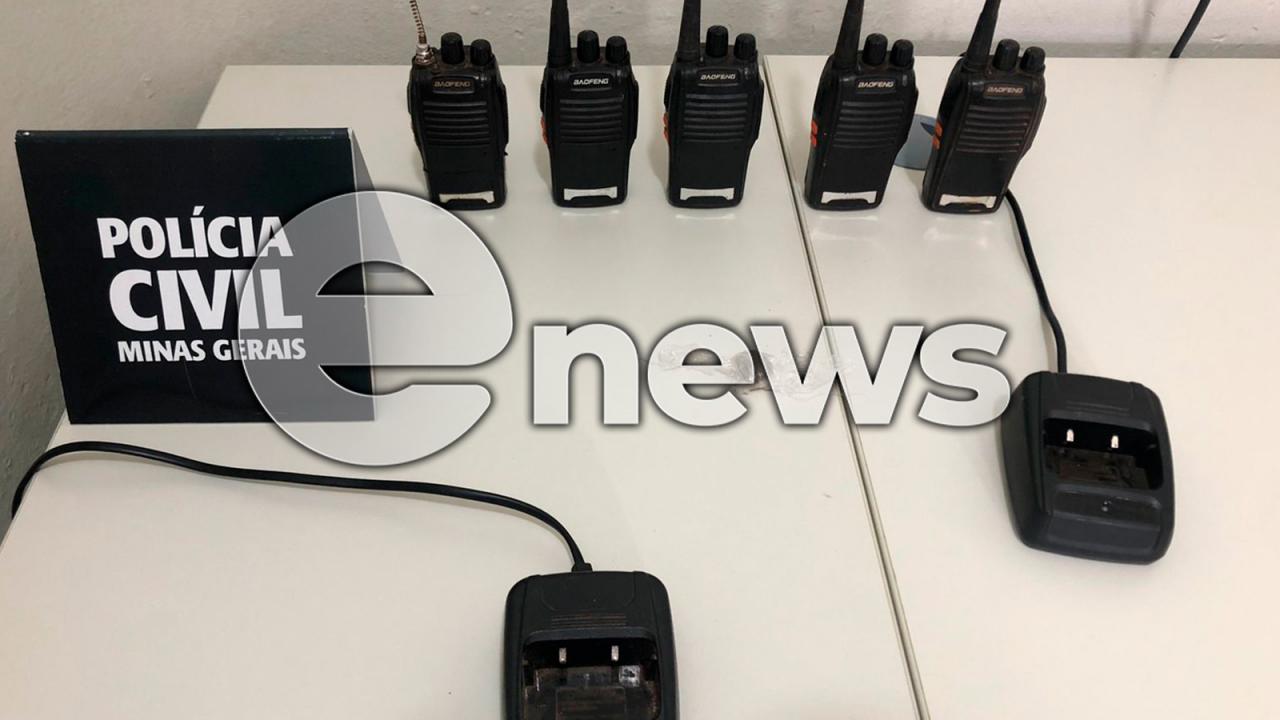 Rádios comunicadores são apreendidos pela Polícia Civil durante operação “Campo Seguro”, em Campos Altos