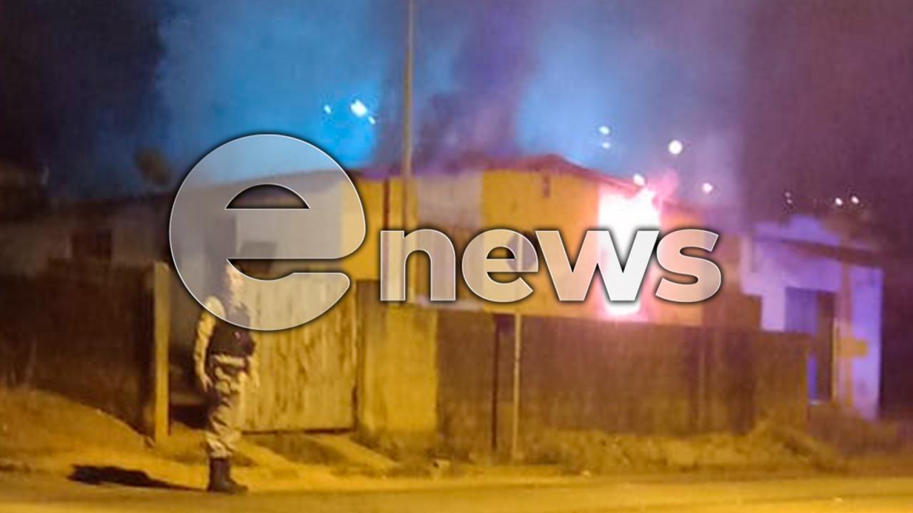 Residência pega fogo, em Campos Altos; policiais e bombeiros foram acionados