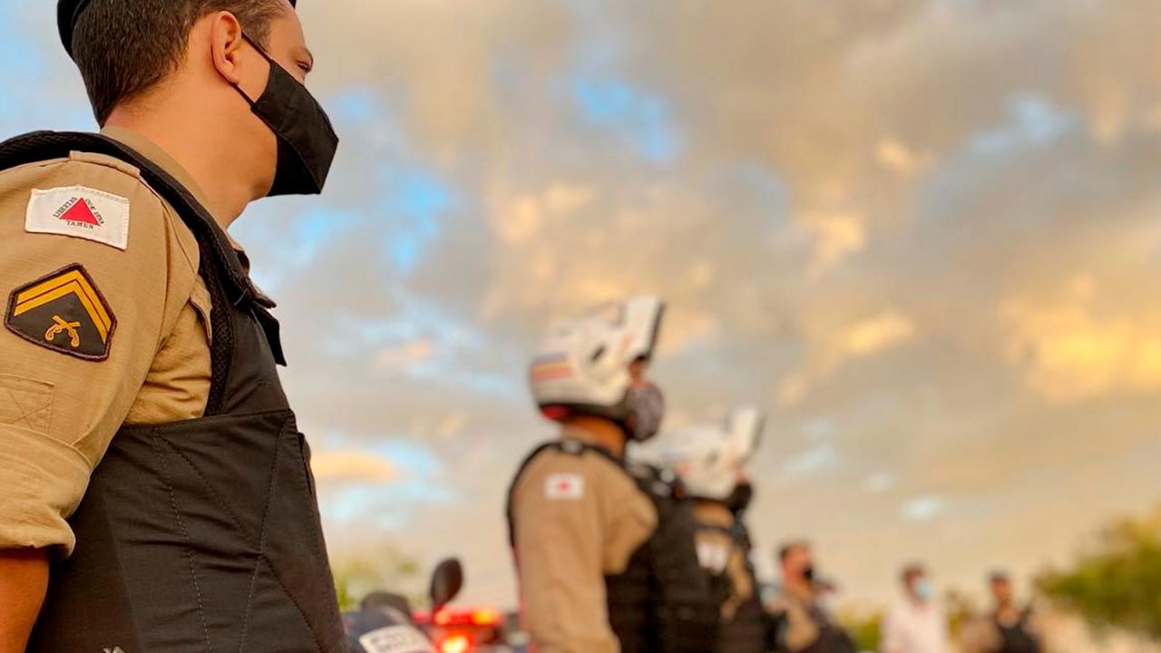 Suspeito de furtar objetos que estavam dentro de veículo é preso pela PM, em Campos Altos