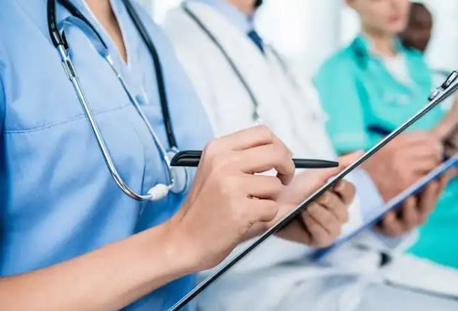 Bolsonaro sanciona projeto que fixa piso salarial para enfermeiros, técnicos, auxiliares e parteiras