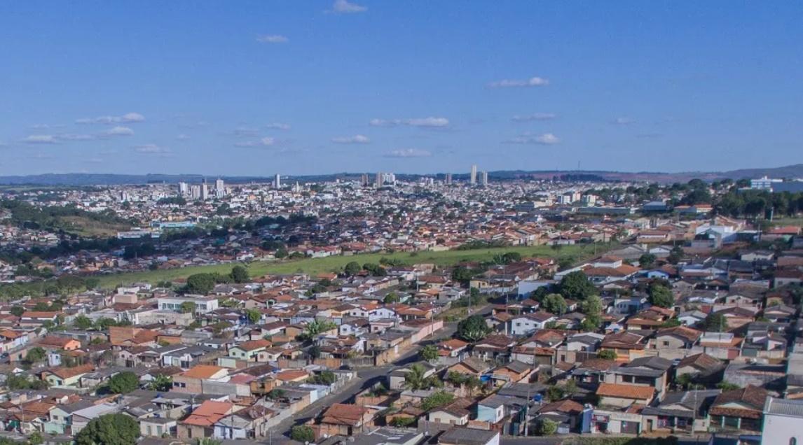Homem é preso por descumprir medida protetiva e ameaçar a própria mãe em Araxá
