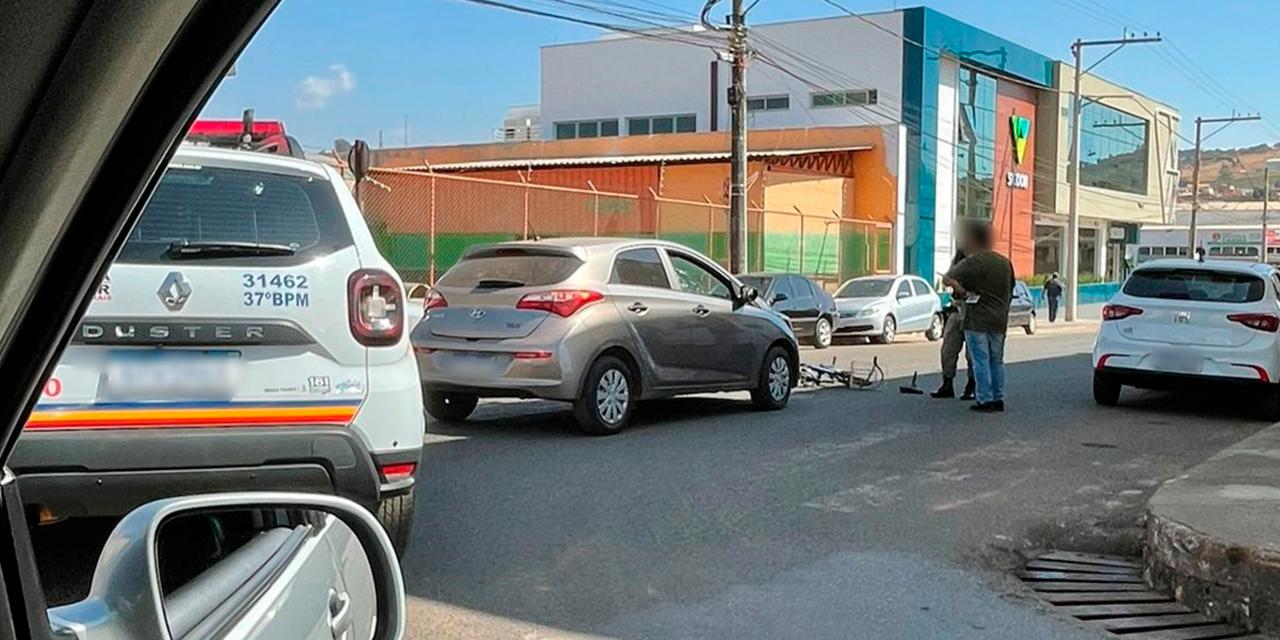 Idoso conduzindo bicicleta é atingido por carro, no Centro de Campos Altos