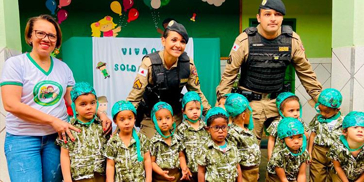 Instituições escolares de Campos Altos recebem militares para comemorar o “Dia do Soldado