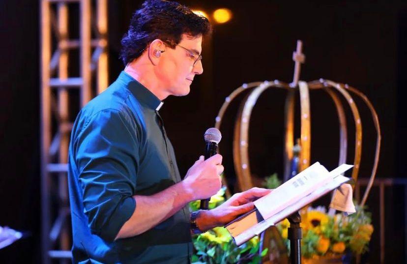 Livro lançado por Padre Manzotti em Campos Altos é o mais vendido do Brasil