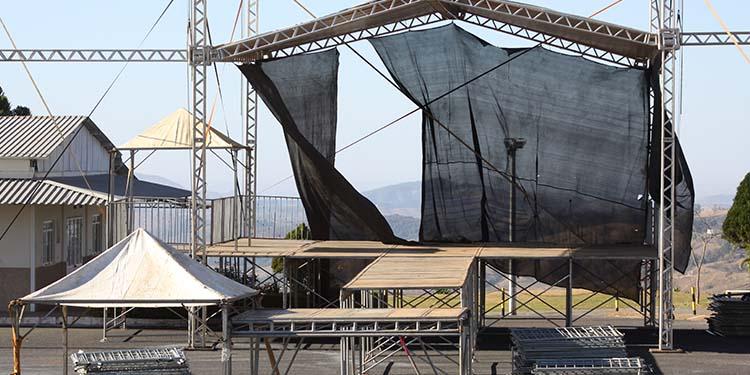 Montagem de estrutura para evento com Padre Reginaldo Manzotti é iniciada, em Campos Altos