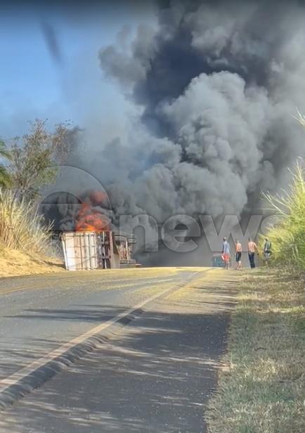 Motorista morre após caminhão tombar e pegar fogo na BR-354, entre Santa Rosa da Serra e São Gotardo
