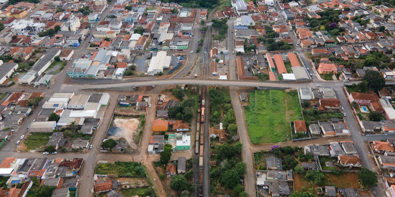 Suspeitos de assaltar mercearia e levar dinheiro e celular são presos pela PM, em Campos Altos