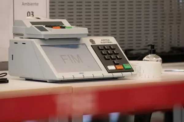TSE proíbe que eleitores entrem com o celular na cabine de votação