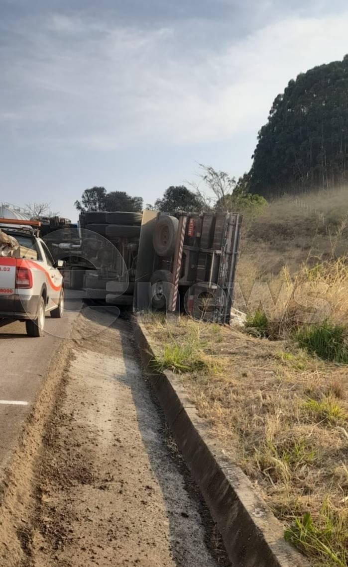 Caminhão tomba na BR 262 próximo ao município de Campos Altos