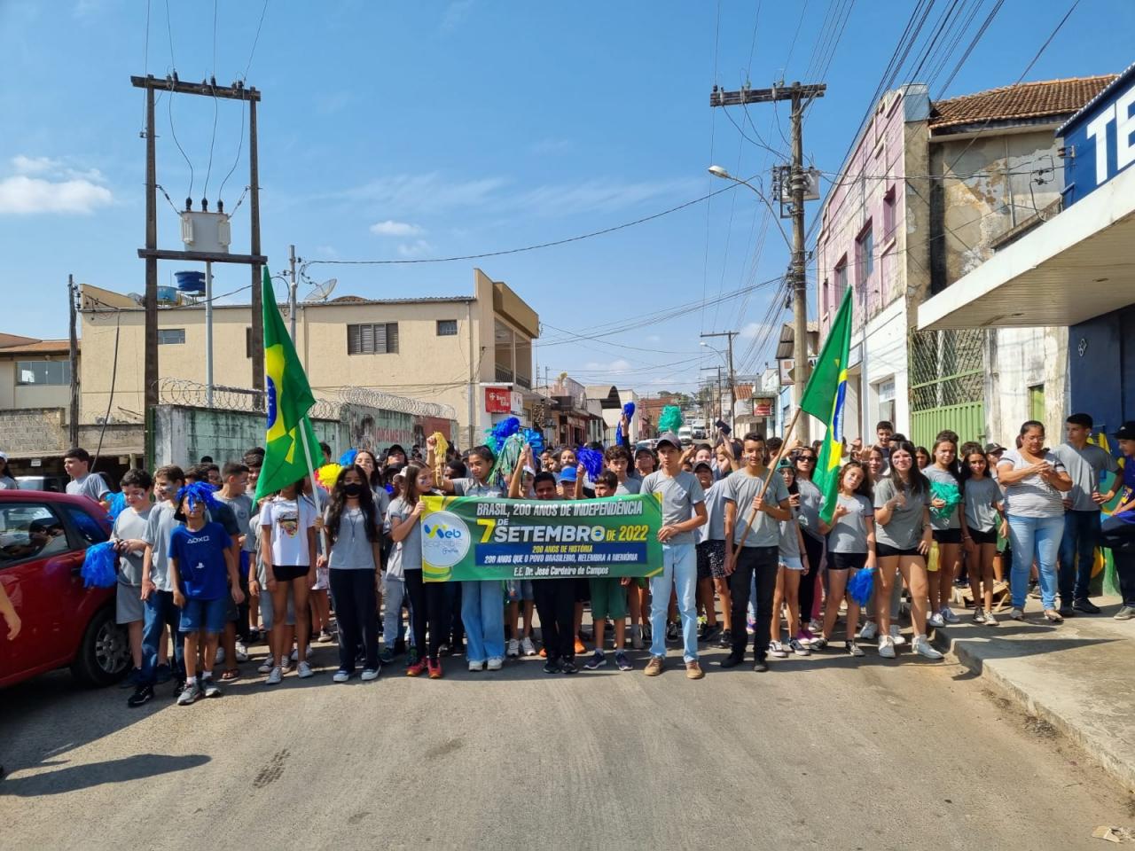 Momento cívico em homenagem aos 200 anos da Independência do Brasil é realizado por estudantes, em Campos Altos
