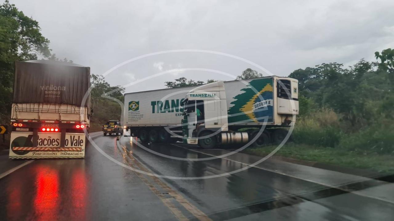 Acidente envolvendo carreta é registrado na BR 262 entre Campos Altos e Ibiá