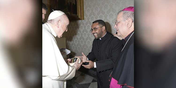 Padre de diocese à qual Campos Altos pertence presenteia Papa Francisco com queijo mineiro