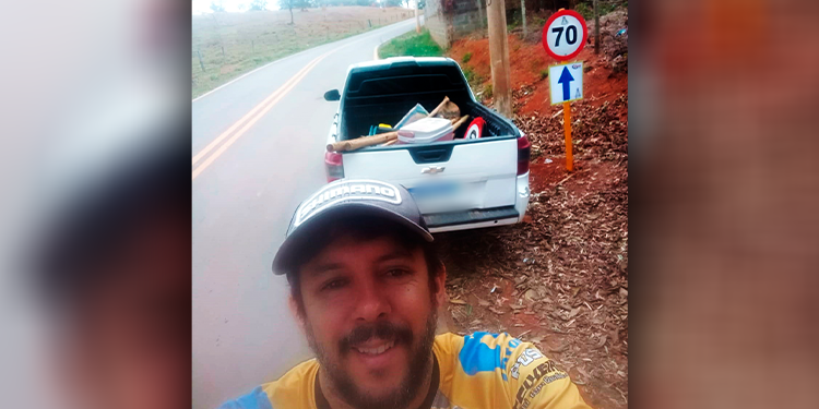 Romeiro sinaliza trajeto entre sua cidade e o Santuário de Nossa Senhora, em Campos Altos