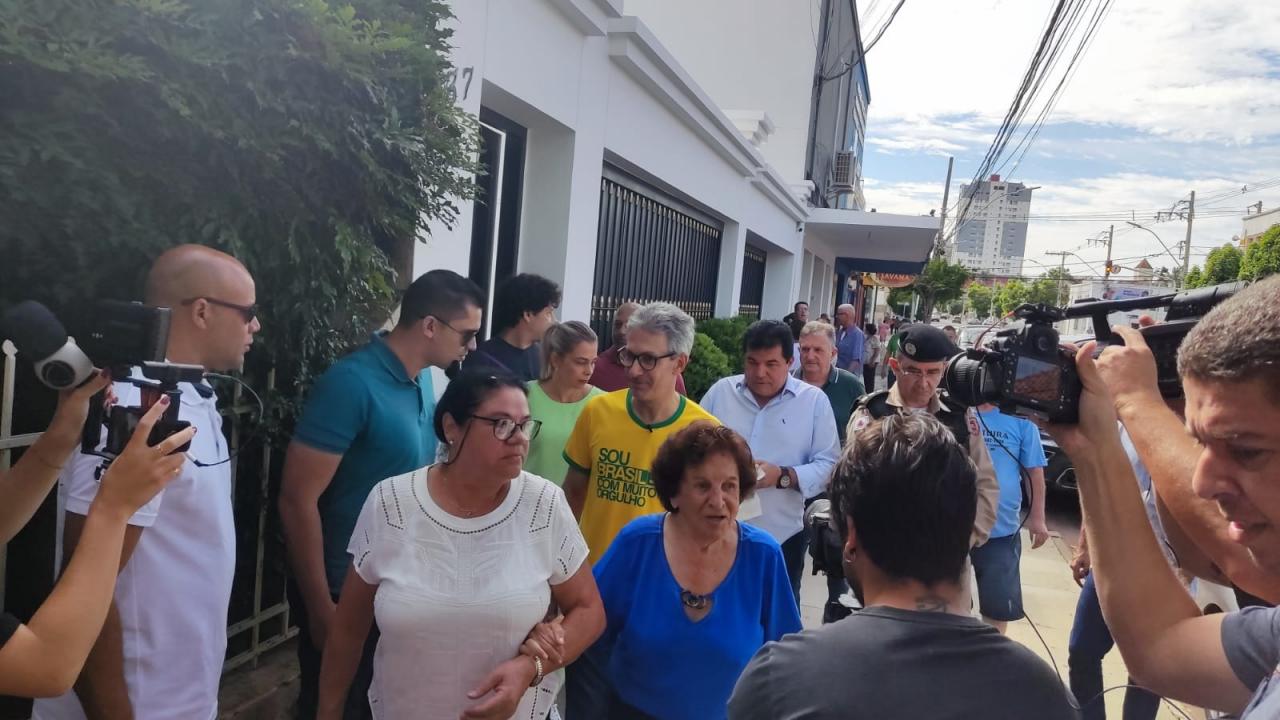 Vestido de verde e amarelo, Romeu Zema vota em Araxá