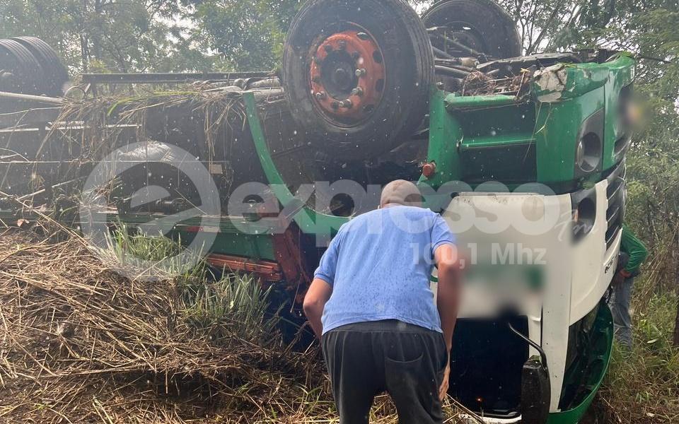 Acidente com caminhão é registrado na BR-262, entre Campos Altos e Ibiá