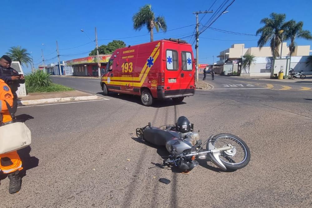 Acidente na avenida Pedro de Paula Lemos deixa motociclista ferida em Araxá