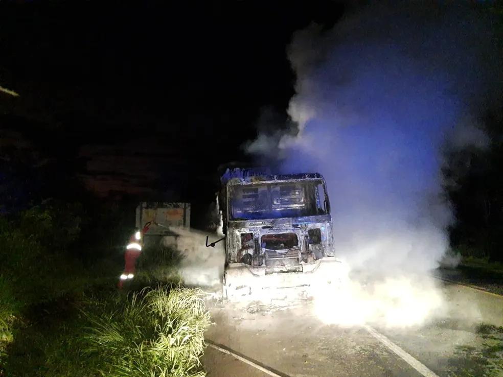 Caminhão pega fogo na BR-262, próximo ao trevo de Ibiá