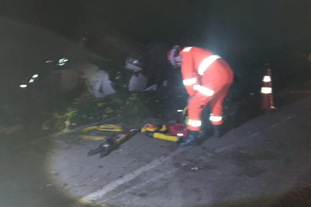 Carreta capota na BR-262, em Perdizes; motorista ficou preso nas ferragens