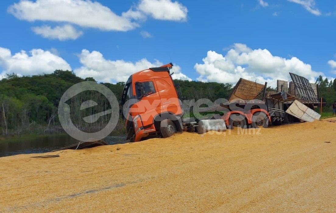 Carreta carregada com milho tomba na BR-354, em Campos Altos