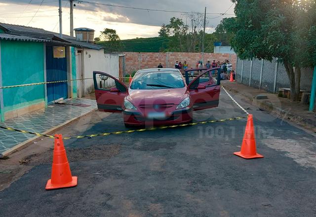 Homem é baleado dentro de carro, não resiste e morre, em Campos Altos