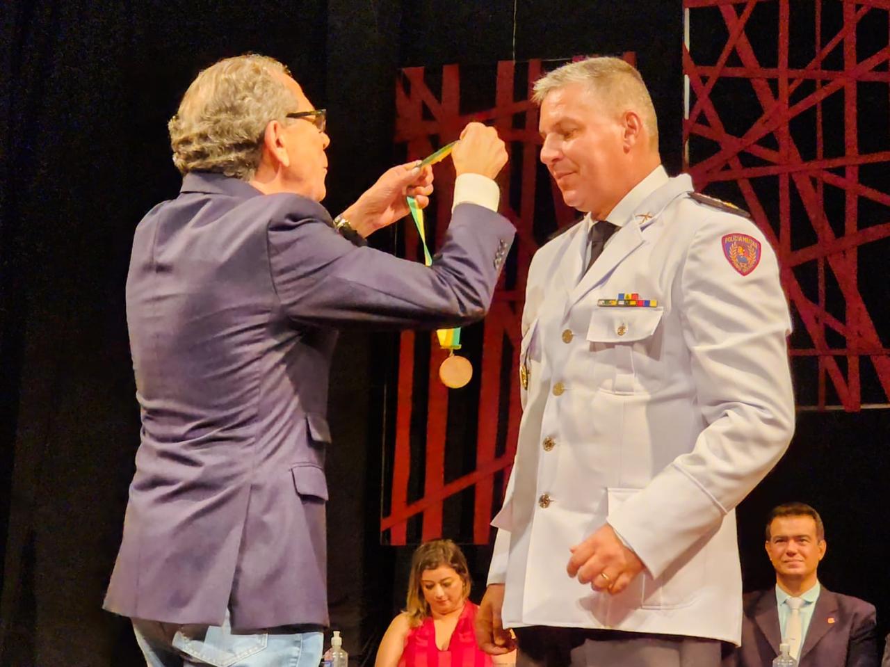 Major Reginaldo, do 37° Batalhão da PM, recebe a Medalha Dom José Gaspar