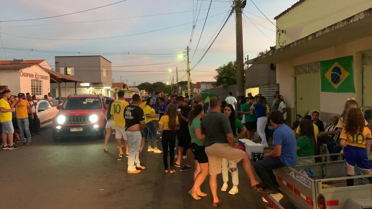 Mantendo a tradição, vitória do Brasil é transmitida na “Rua do Rolinha” em Campos Altos