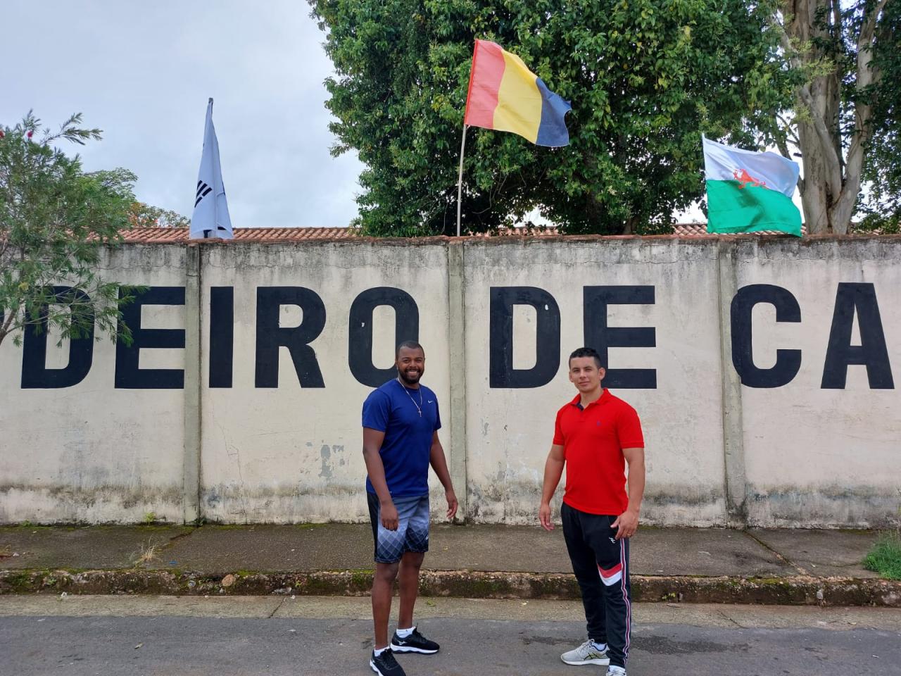 Professores Ronaldo e Robinho promovem projeto com alunos e colorem escola com bandeiras dos países da Copa