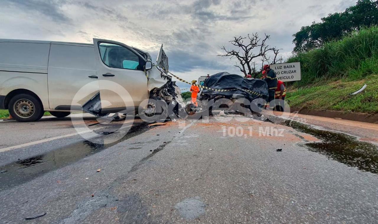 Acidente envolvendo carro com placas de Campos Altos deixa duas pessoas mortas na BR-262 em Ibiá