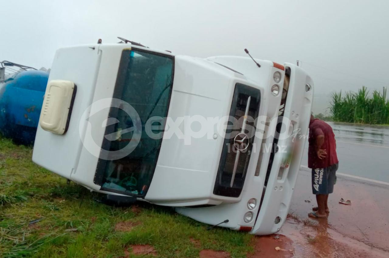 BR-262 em Campos Altos registra acidente envolvendo carreta e caminhão