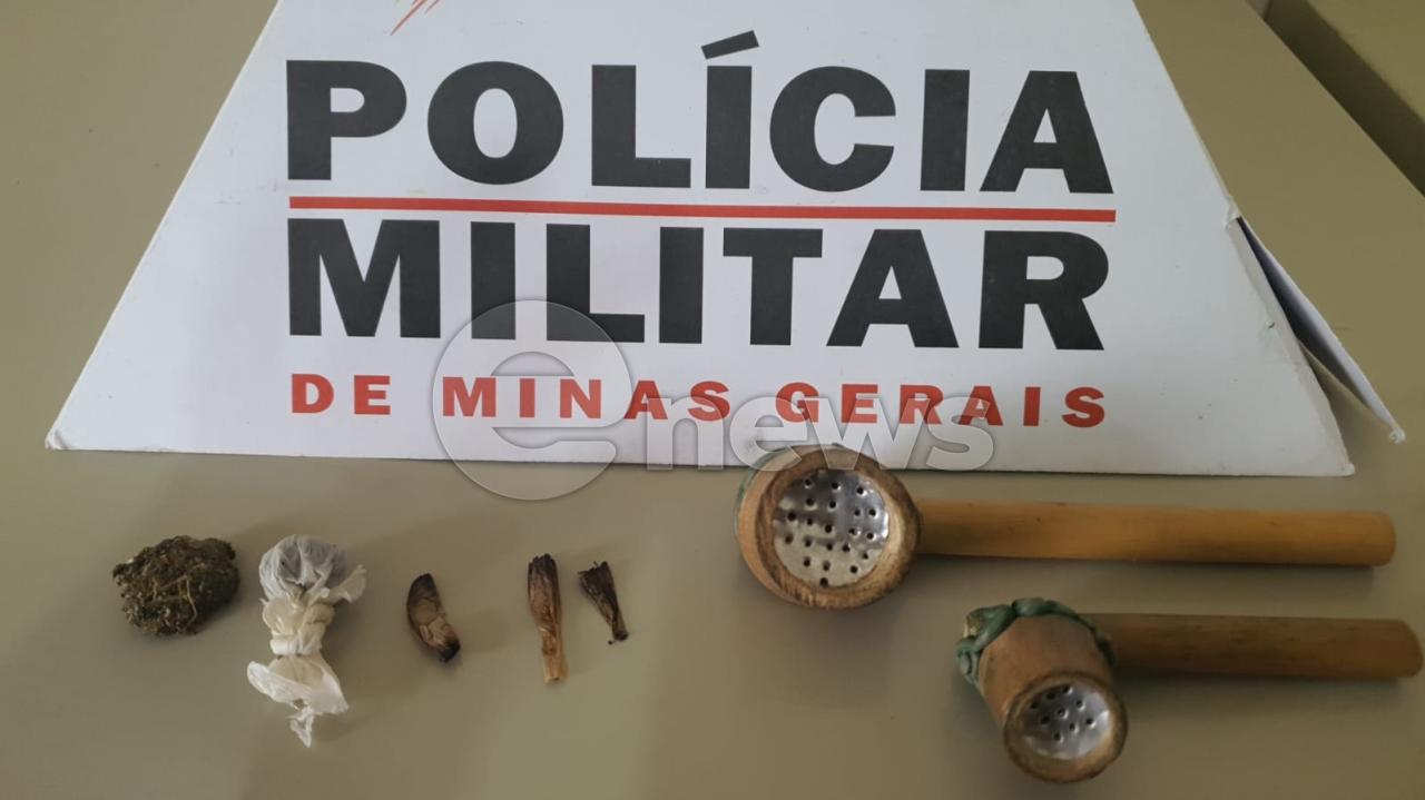Buchas de maconha e cachimbos artesanais são apreendidos pela PM próximo à rodoviária, em Campos Altos
