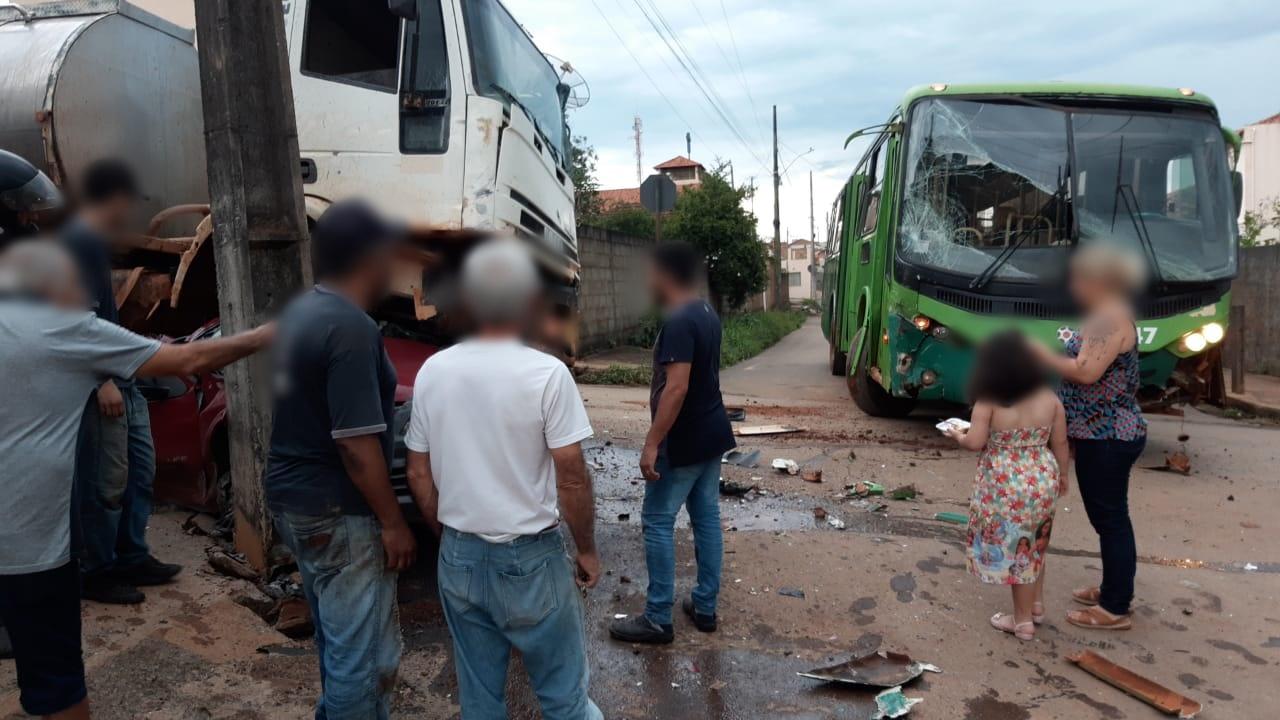 Caminhão perde freio, atinge carro estacionado e bate de frente com ônibus em Bambuí