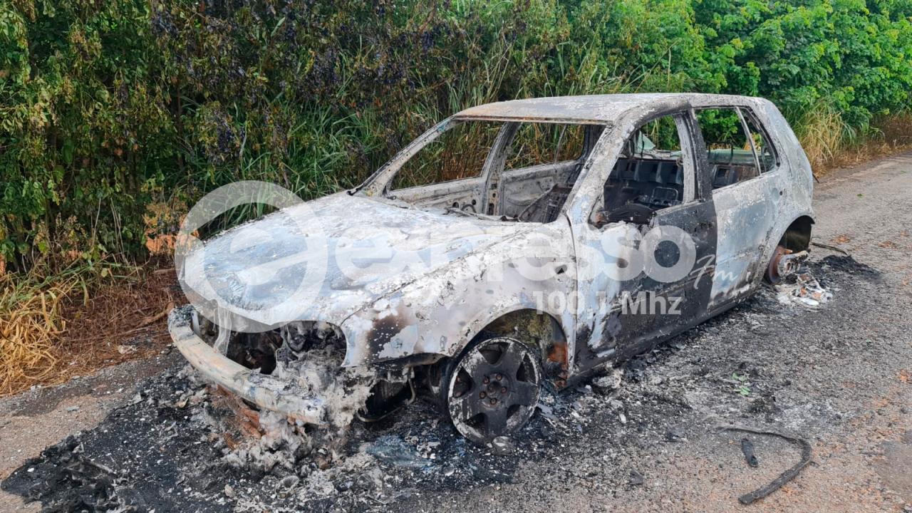 Carro pega fogo e amanhece completamente destruído em via de Campos Altos