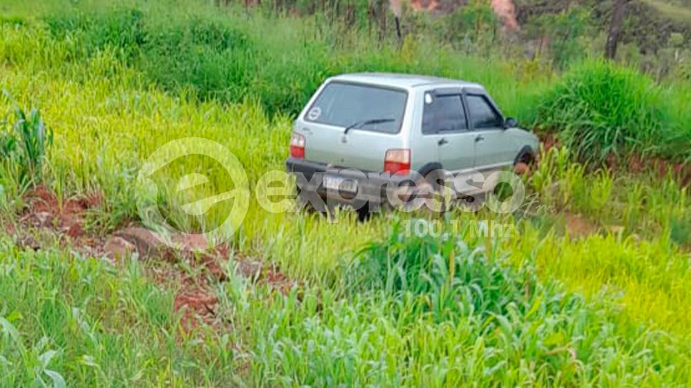 Carro sai da pista e para em meio à vegetação, na BR-262 em Campos Altos