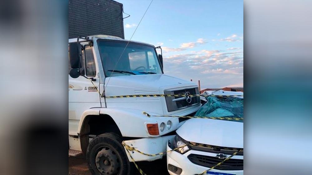 Colisão entre carro e caminhão deixa uma vítima fatal na BR-262, no trevo de Luz