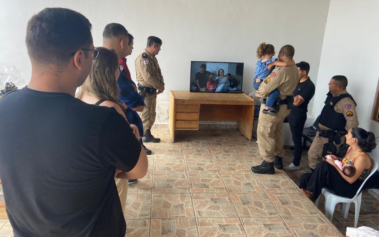 Família presta homenagem para Sargento Luiz Otávio, que se aposentará da PMMG