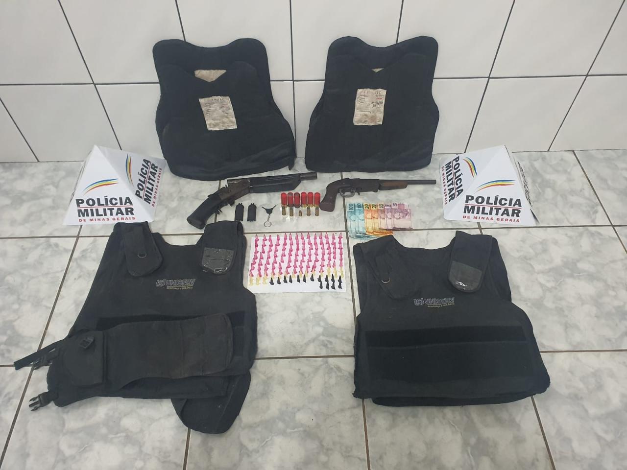 Homem que danificou veículos é preso pela PM, e grande quantidade de drogas e armas de fogo é apreendida, em Campos Altos