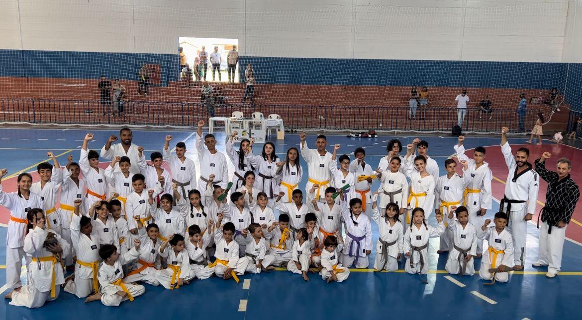 Mais de 70 jovens atletas de Taekwondo são graduados e trocam de faixa, em Campos Altos