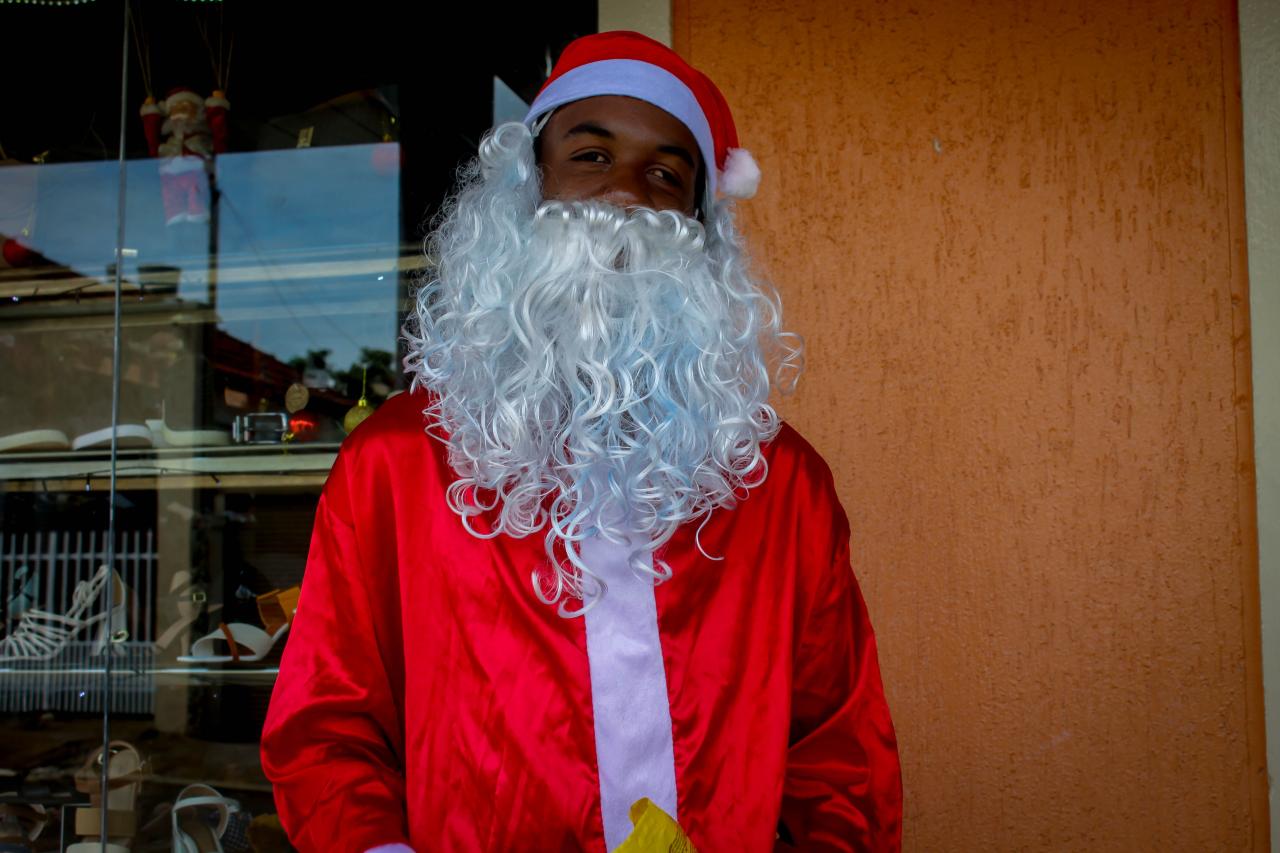 Maycon Douglas, figura conhecida no município, faz alegria de crianças como “Papai Noel”